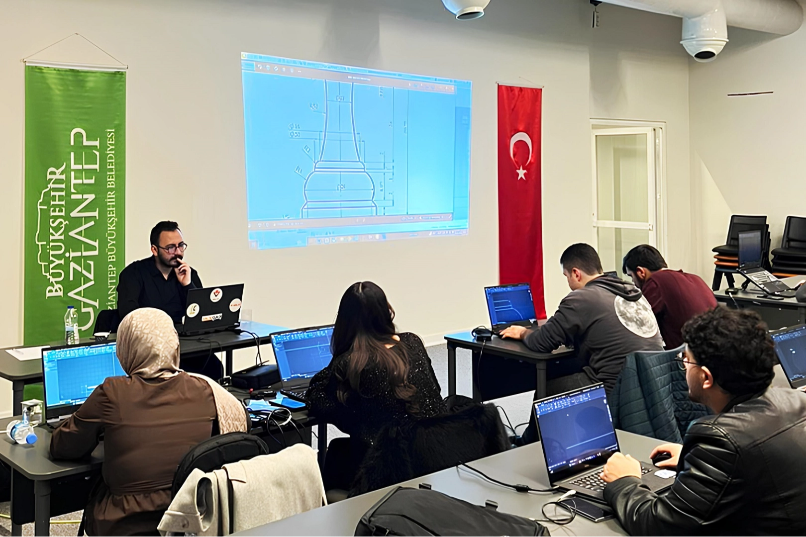 Gaziantep'te gençler iftardan sahura teknolojiyle buluşuyor