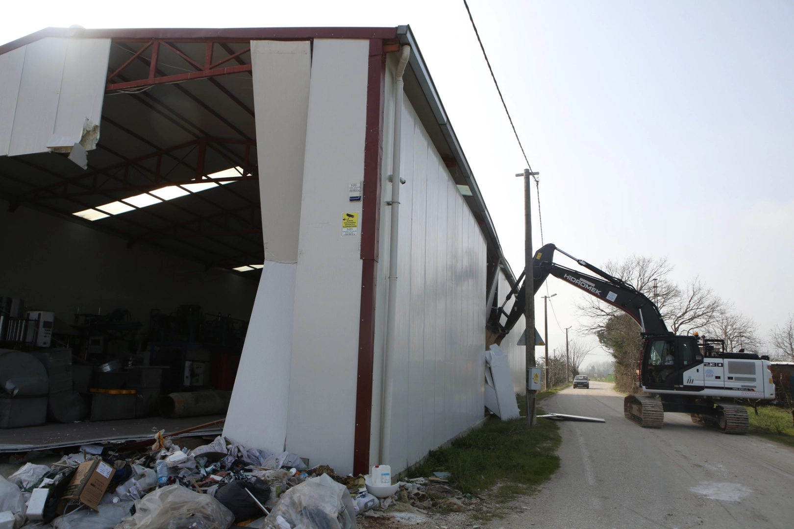 Bursa Nilüfer'de tarım alanındaki kaçak yapı yıkıldı