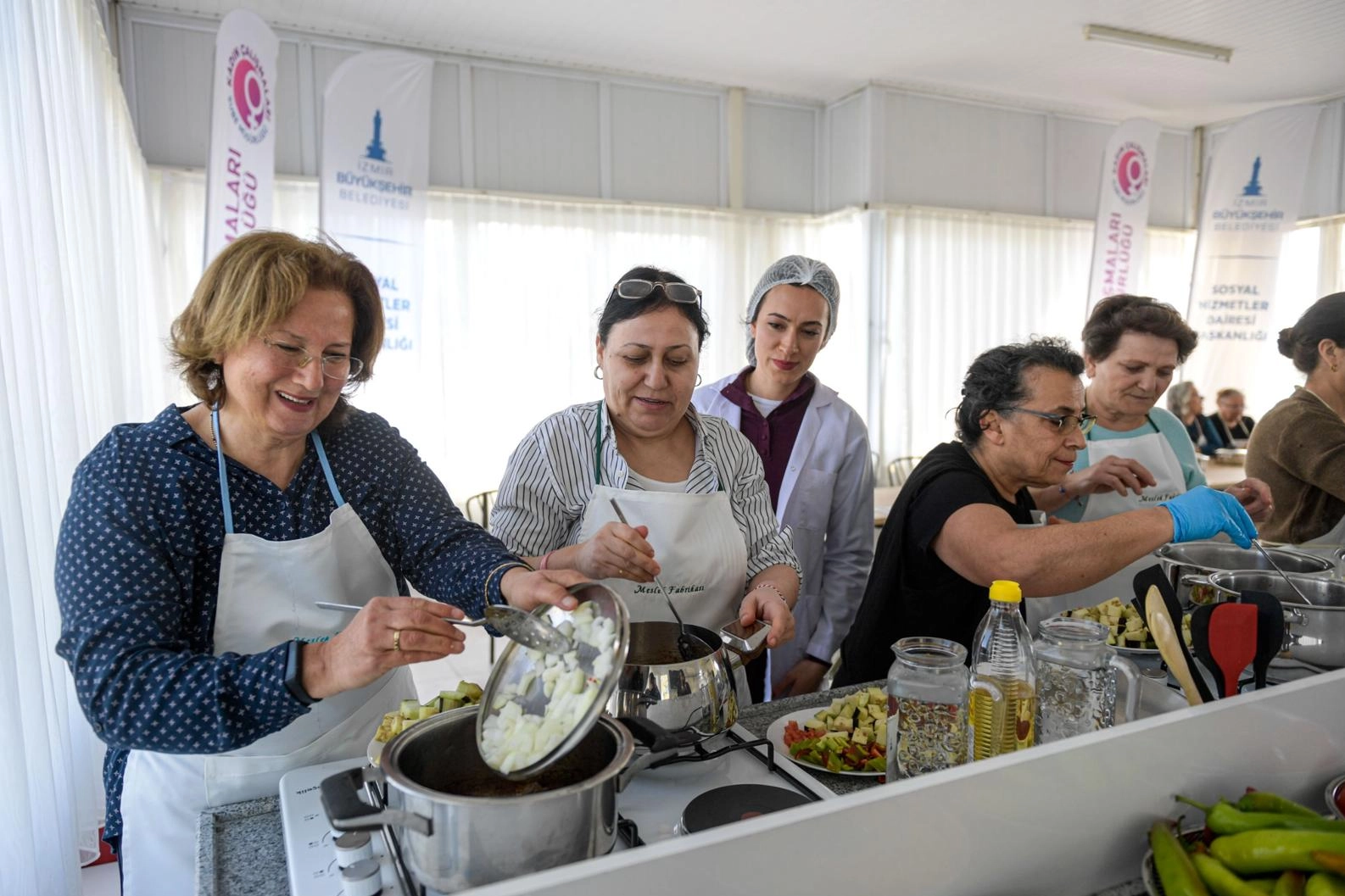 İzmir'de Mahalle Mutfağı açıldı